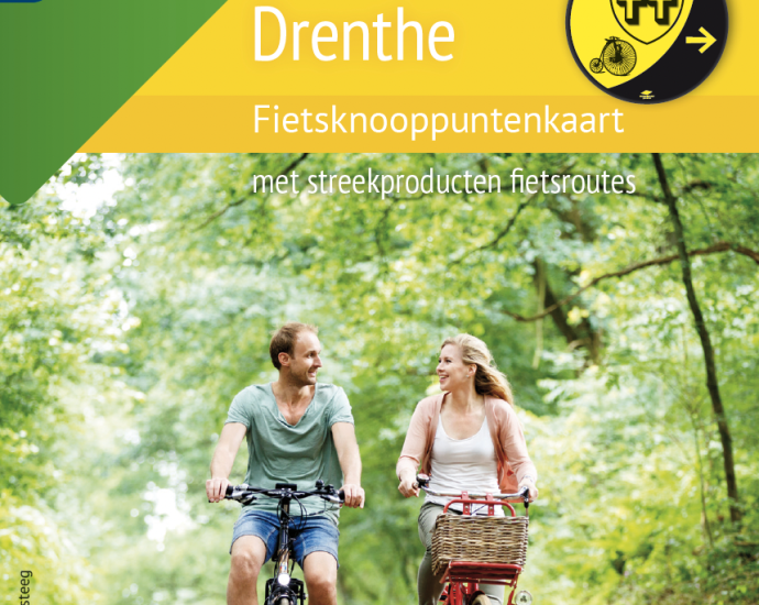 Afbeelding is van de cover van de Arthuur fietsknooppuntenkaart Drenthe. Op de afbeelding fietsen twee fietsers op fietspad door bomenrij in het bos.