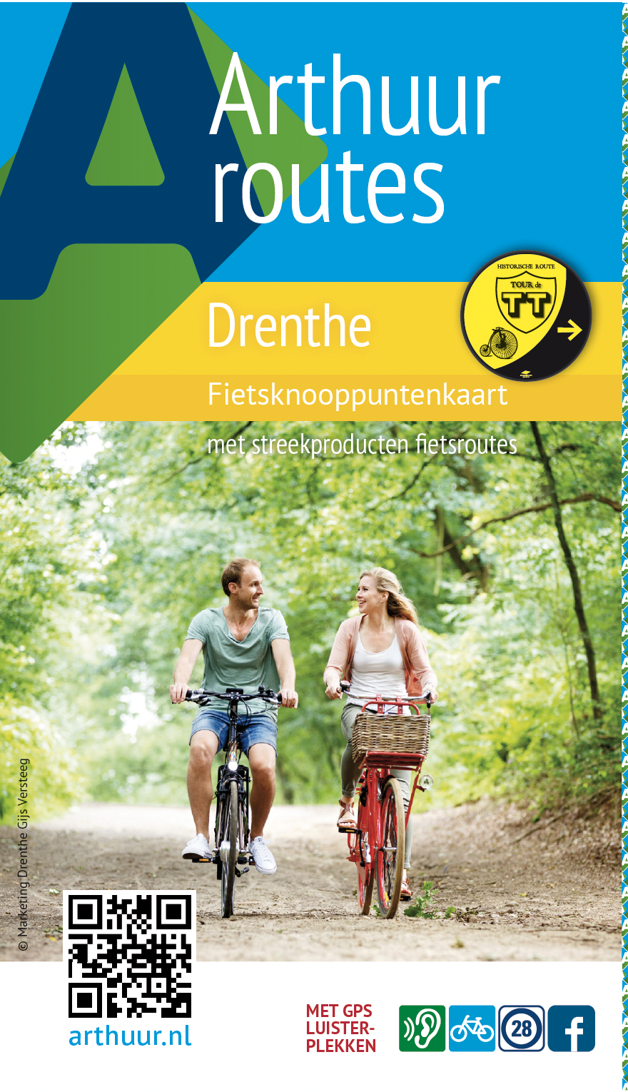 Afbeelding is van de cover van de Arthuur fietsknooppuntenkaart Drenthe. Op de afbeelding fietsen twee fietsers op fietspad door bomenrij in het bos.