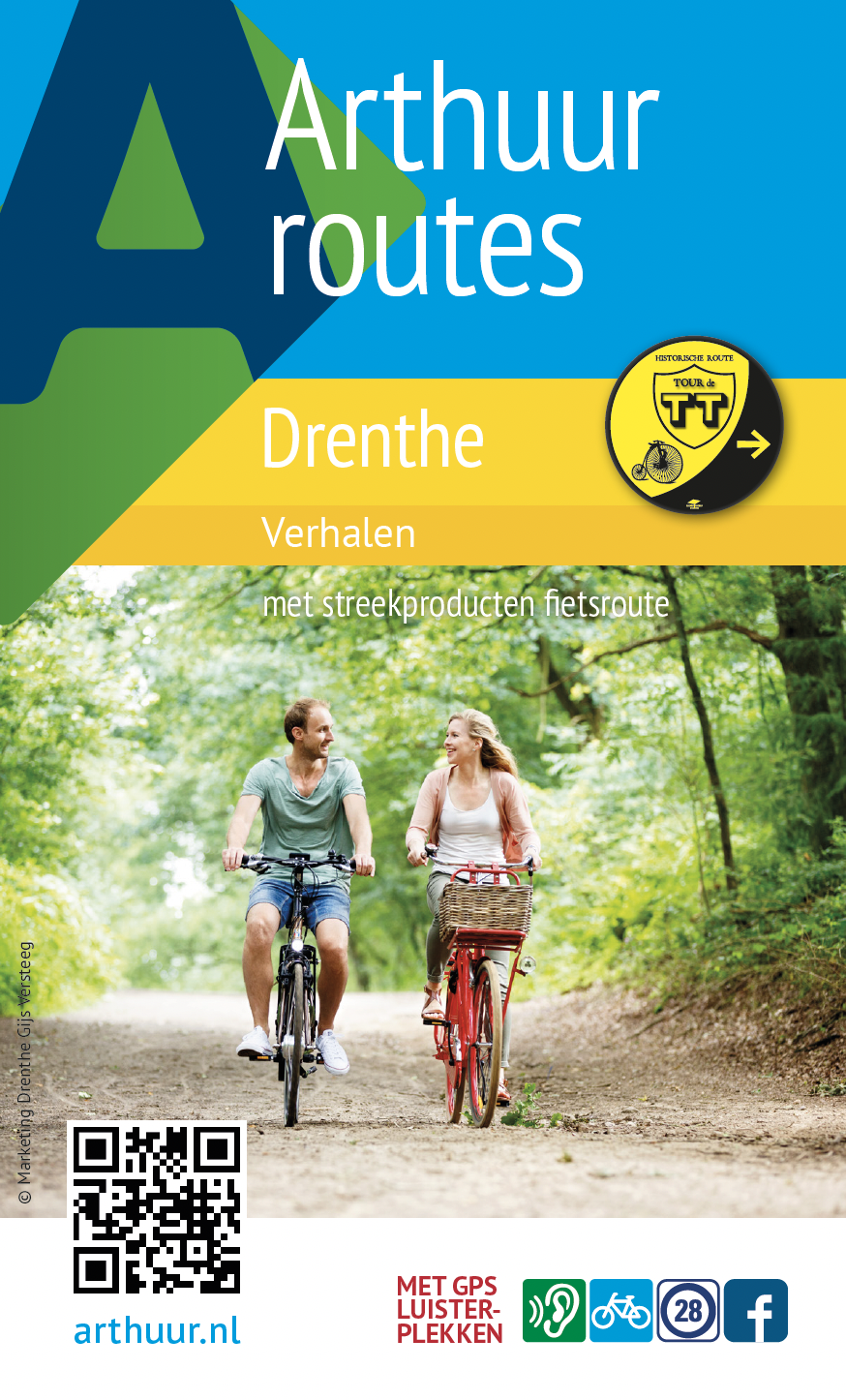 Afbeelding van omslag Arthuur routes Drenthe verhalen Brochure Drenthe met op de foto met twee fietsers op fietspad door bomenrij in het bos.